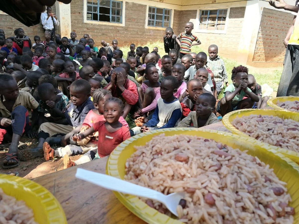 Essensverteilung an Kinder im Slum